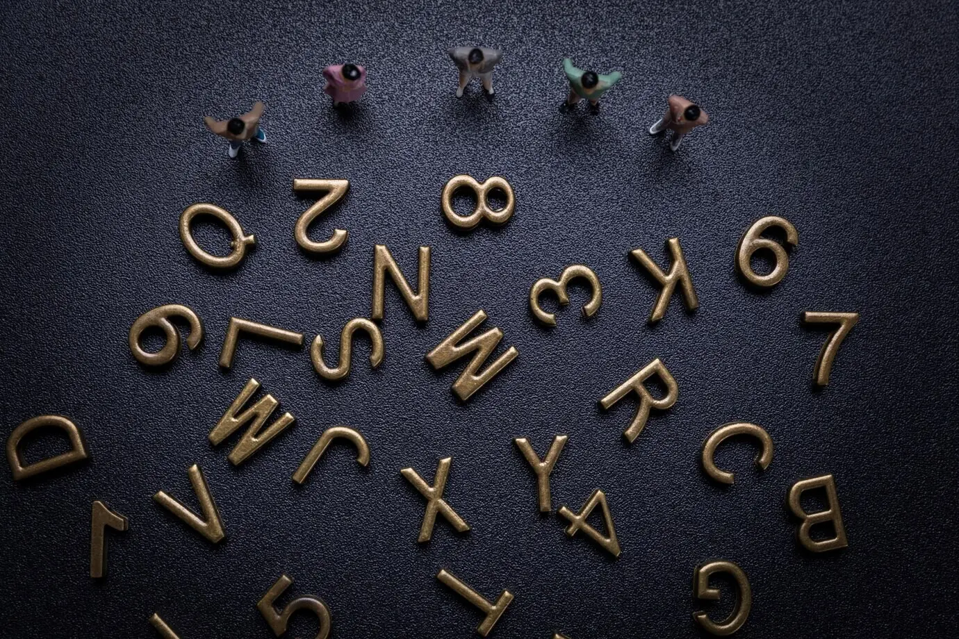 Eine Gruppe kleiner Geschäftsmänner sowie das Alphabet