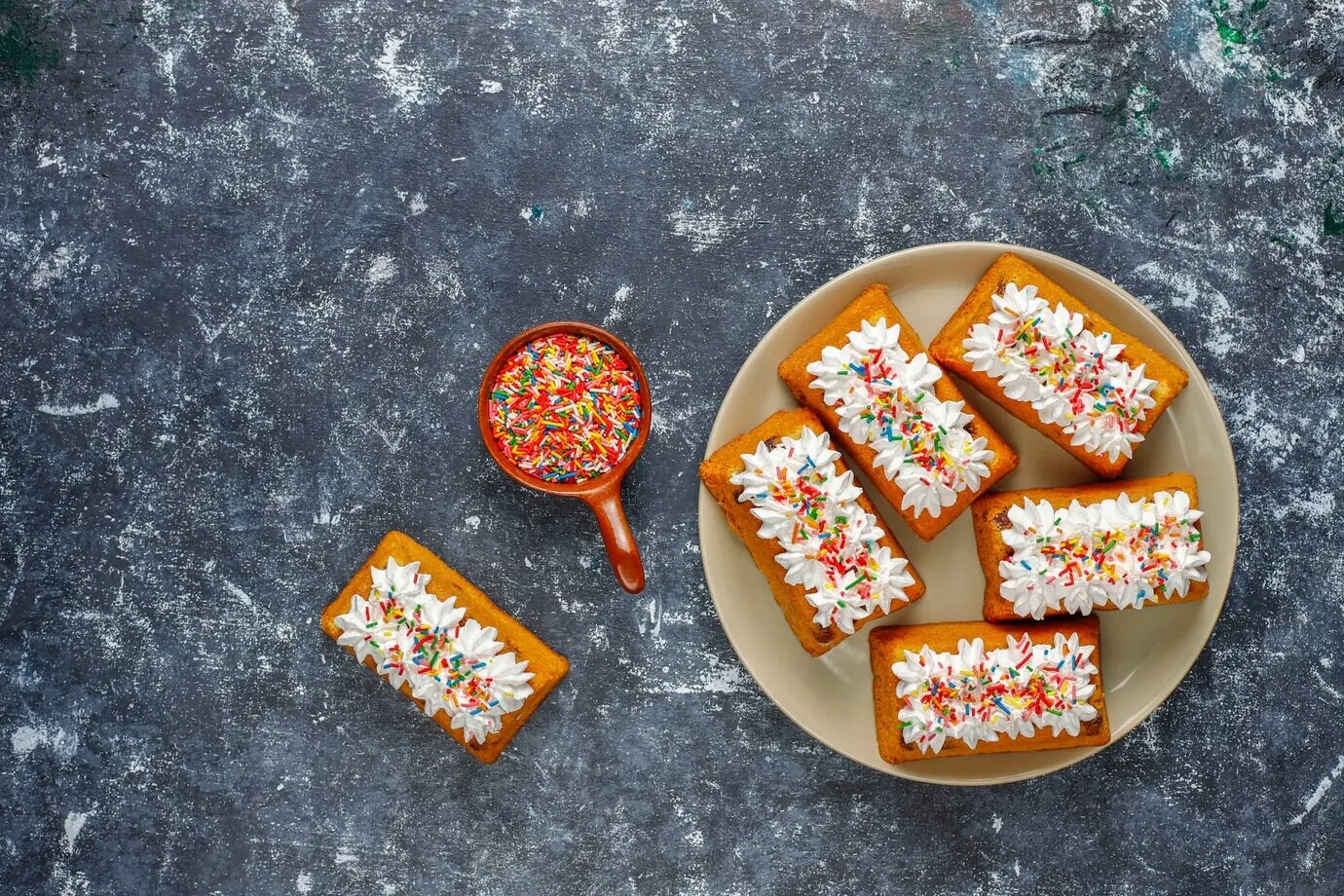 Leckere hausgemachte kleine Obstküchlein und Rosinenkuchen, Ansicht von oben