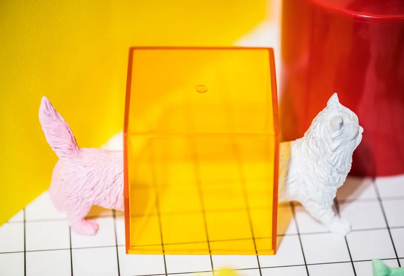 Bunte und leuchtende Miniatur-Katzenfiguren