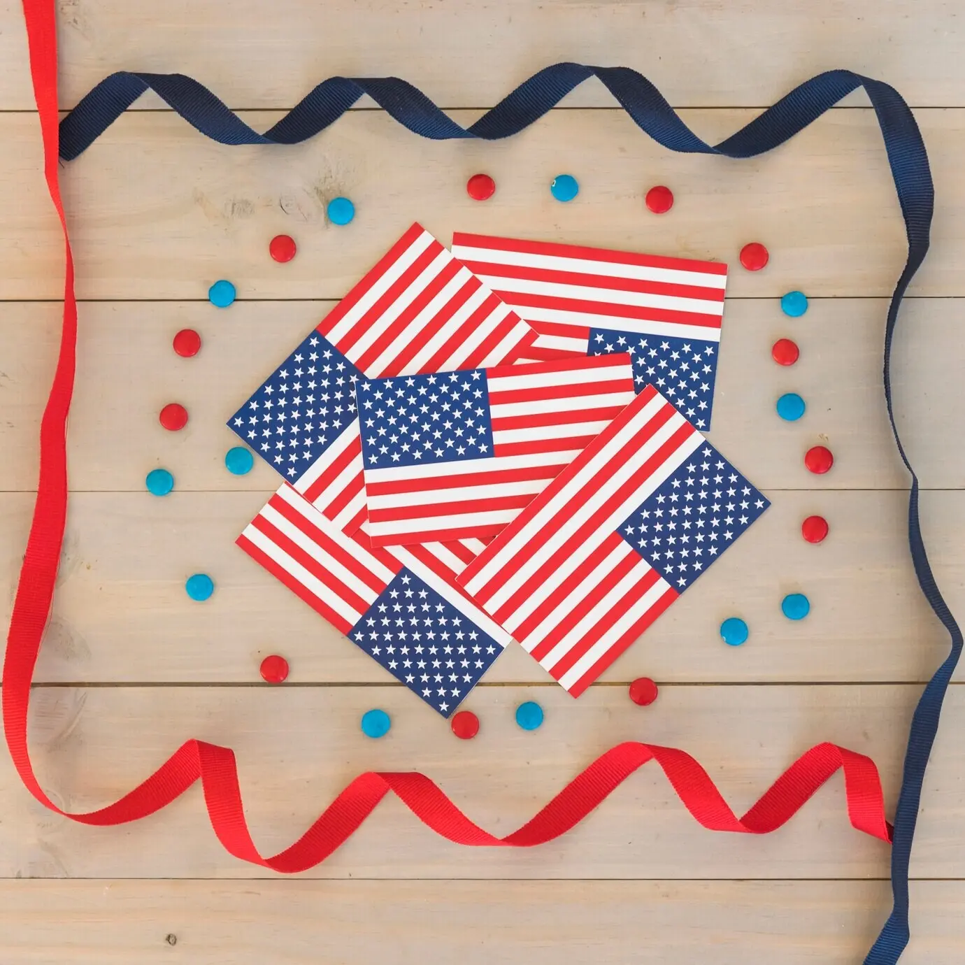 US-Flaggen und festliche Luftschlangen